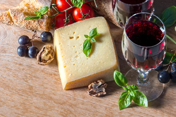 Formaggio con vino rosso, noci e uva. sfondo cibo — Foto Stock