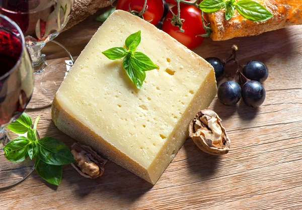 Kaas met walnoten, druiven en rode wijn — Stockfoto