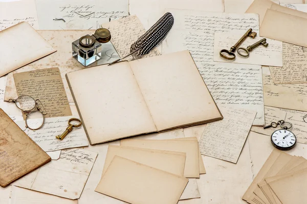 Old letters, antique accessories and office tools — Stock Photo, Image