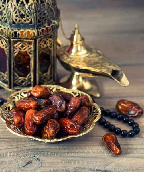 Traditional arabic lamp, latern, dates and rosary — Stock Photo, Image