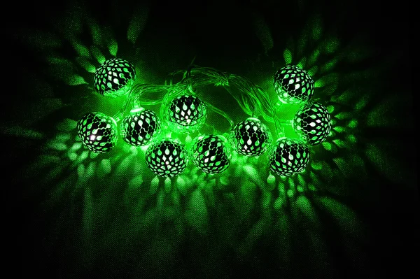 Gloeiende groene lichten op donkere achtergrond — Stockfoto