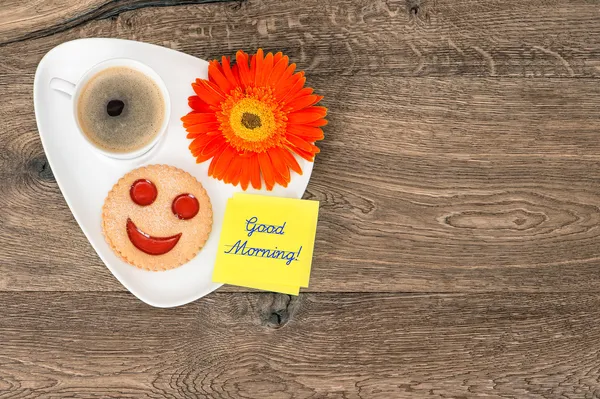 Kaffe med leende cookien och daisy blomma — Stockfoto