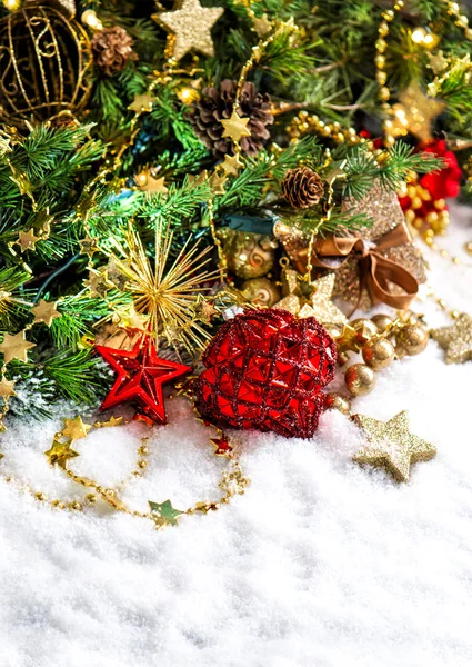 Composition de Noël avec boules rouges et décoration dorée — Photo