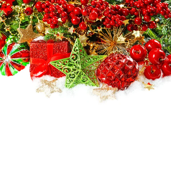 Bugigangas, guirlandas douradas, árvore de natal e bagas vermelhas — Fotografia de Stock