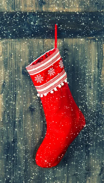 Κόκκινη κάλτσα για δώρα Σάντα. γυναικείων καλτσών Χριστουγέννων — Φωτογραφία Αρχείου