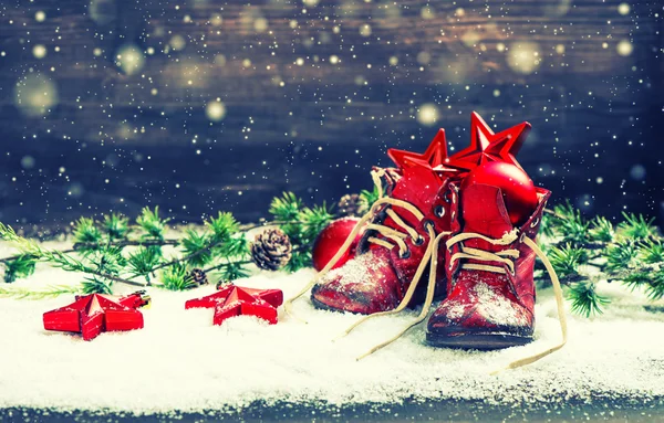 Decoración navideña bolas rojas, estrellas y copos de nieve —  Fotos de Stock