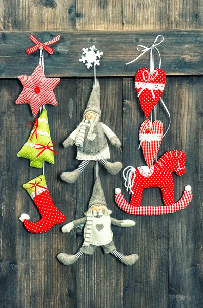Decorazione natalizia giocattoli fatti a mano su sfondo di legno — Foto Stock