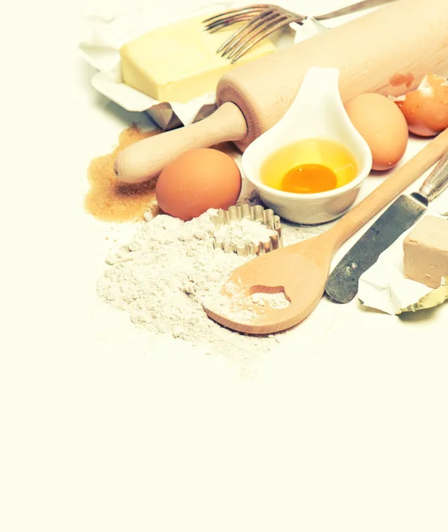 Huevos, harina, azúcar, mantequilla, levadura. preparación de la masa — Foto de Stock