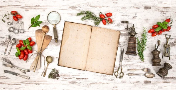 Antiguo libro de cocina con verduras, hierbas y utensilios de cocina vintage —  Fotos de Stock