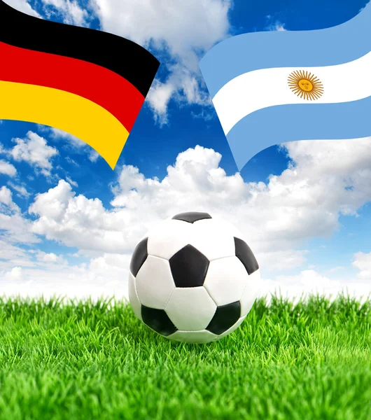 Voetbal op gras en vlaggen van Duitsland en Argentinië — Stockfoto