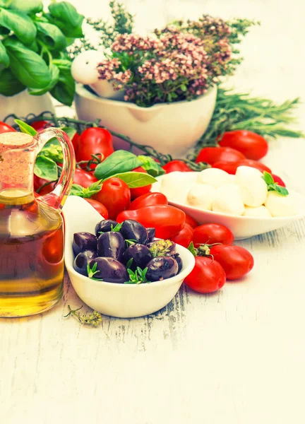 Fresh basil, tomatoes, mozzarella and olive oil. food background — Stock Photo, Image