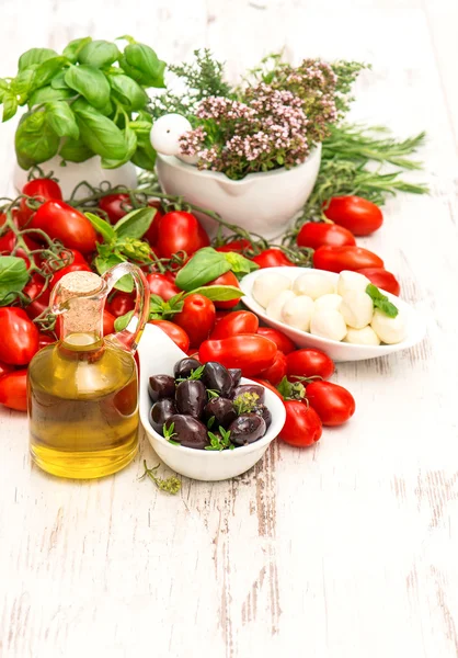 Fresh basil, tomatoes, mozzarella and olive oil. food background — Stock Photo, Image