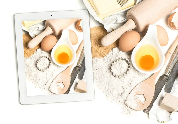 Notebook tablet pc en bakken ingrediënten. fotograferen voedsel — Stockfoto