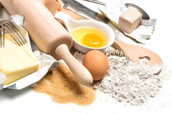 Выпечка ингредиентов яйца, мука, сахар, масло, дрожжи — стоковое фото