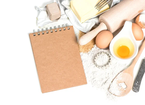 Bakning ingredienser ägg, mjöl, socker, smör, jäst och recept — Stockfoto