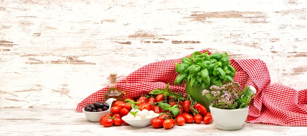 Tomaten, Basilikum, Kräuter, Mozzarella und Olivenöl. Lebensmittel-Background — Stockfoto