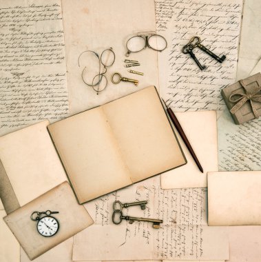 anılarını kitap, vintage aksesuarları, eski mektup ve belgeler