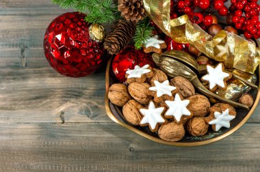 Noel süslemeleri ile ceviz ve tarçın yıldız kurabiye