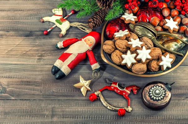 Μπισκότα Χριστουγέννων και vintage διακοσμήσεις. ρετρό στυλ — Φωτογραφία Αρχείου