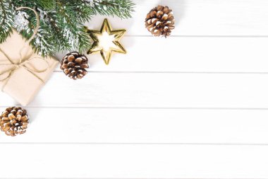 Altın süslemeli Noel ağacı dalları. Kış arkaplanı