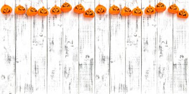 Cadılar Bayramı afişi. Kabak süslemeli ahşap arkaplan dokusu