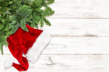 Noel arkaplanı yeşil çam ağacı dalları ve kırmızı Noel Baba şapkası