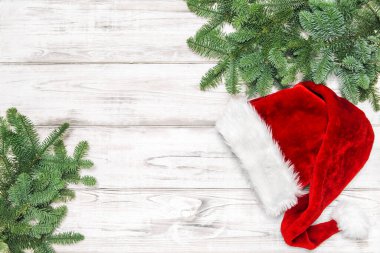 Parlak ahşap arka planda çam ağacı dallarıyla Noel süslemesi