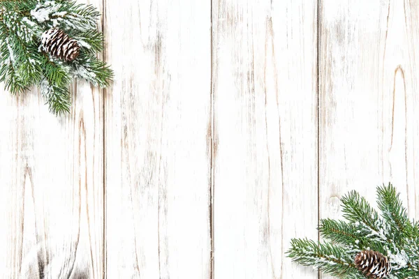 クリスマスツリーの枝の装飾と明るい木製の背景 — ストック写真