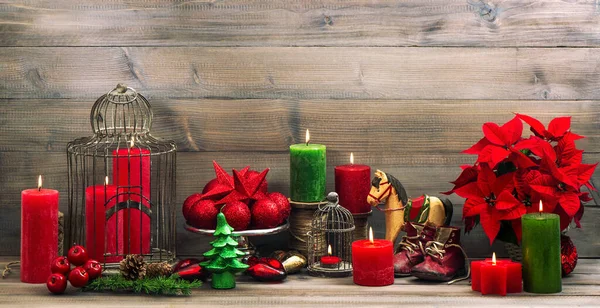 Decorações Natal Com Velas Vermelhas Bugigangas Poinsettia Flor — Fotografia de Stock