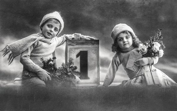 Счастливые Дети Елкой Подарками Винтажная Картина Оригинальным Зерном — стоковое фото