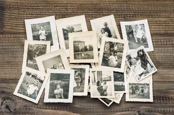 Immagini Vintage Vecchie Foto Famiglia Sfondo Tavolo Legno — Foto Stock