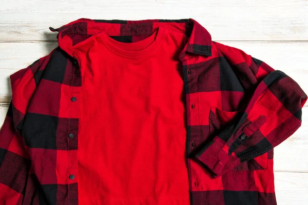 Vermelho Shirt Mock Fundo Madeira Brilhante — Fotografia de Stock