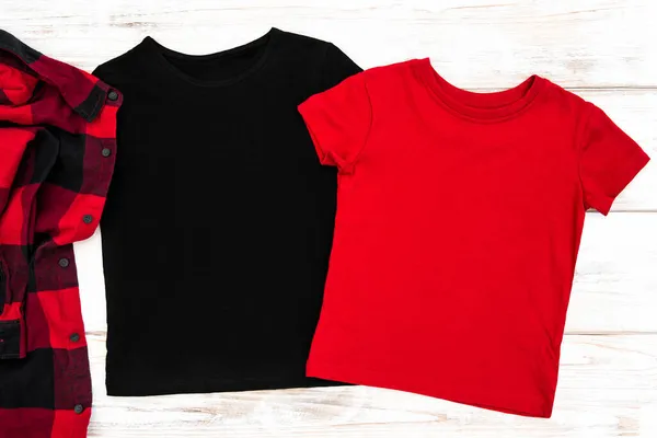 Vermelho Preto Shirt Simular Fundo Madeira Brilhante — Fotografia de Stock