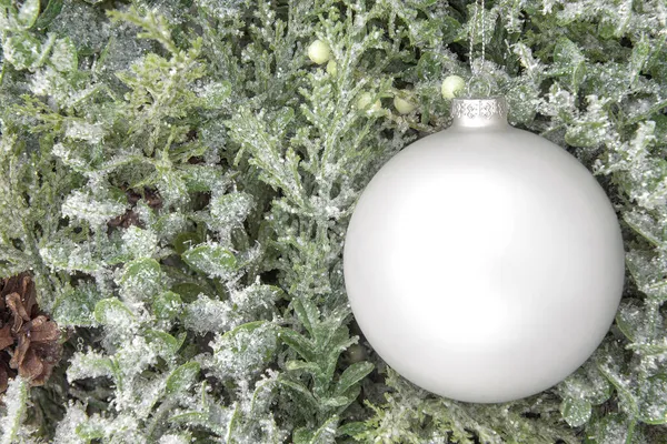 Bauble Mockup Kerst Ornament Met Winter Sneeuw Decoratie — Stockfoto