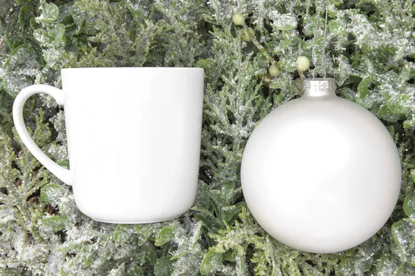 Bauble Kupa Noel Süslemeleriyle Süslenir — Stok fotoğraf