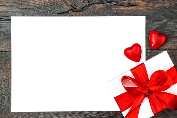 Papel Mockup Com Decoração Corações Vermelhos Dia Dos Namorados Flat — Fotografia de Stock