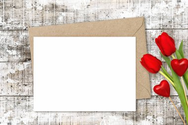 Kağıt kart, kırmızı kalpler ve lale çiçekleri.