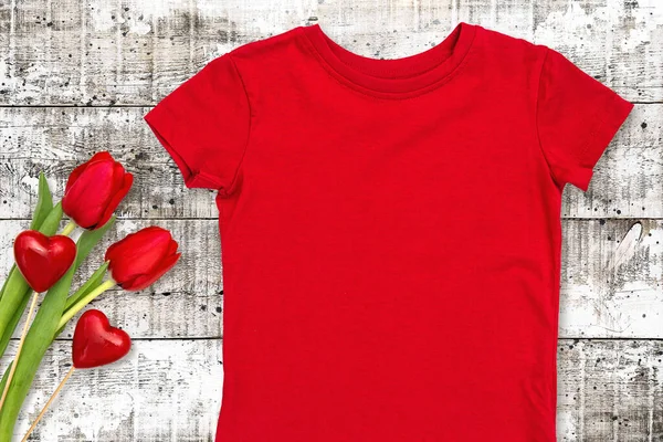 Shirt Vermelha Mock Com Corações Valentim Flores Decoração — Fotografia de Stock