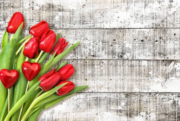 Valentijnsdag Decoratie Rode Harten Tulp Bloemen Rustieke Houten Achtergrond — Stockfoto