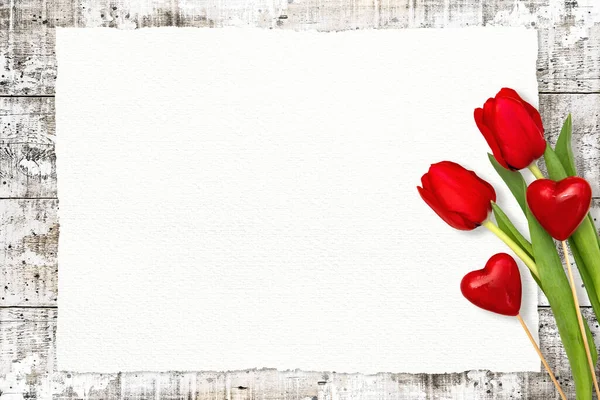 白纸是个笑柄红色郁金香花的假日背景 — 图库照片