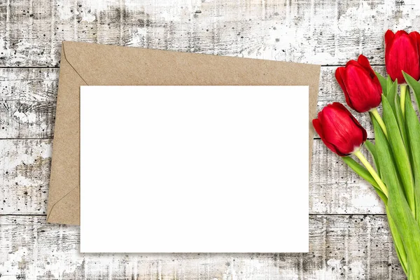ปแบบการ ดกระดาษพร อมดอกท แดง ดอกไม แบนวาง — ภาพถ่ายสต็อก