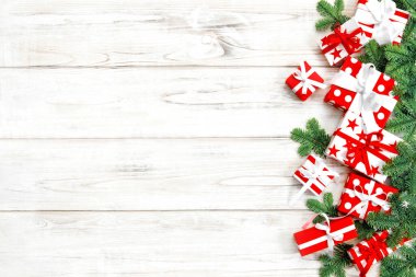 Noel afişi arka planı. Tahta arka planda hediye kutuları