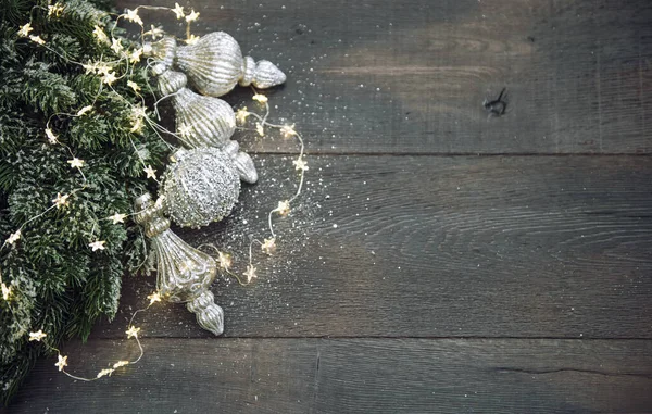 Kerstmis Decoratie Zilveren Ornamenten Gouden Lichten Donkere Achtergrond — Stockfoto