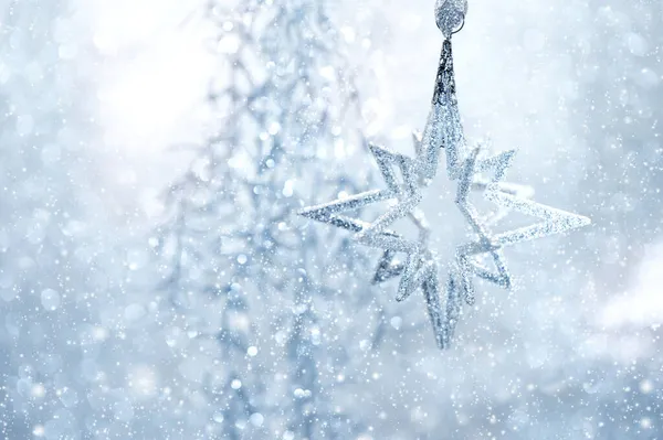 Decoración Navideña Con Efecto Nieve Estrella Plata Luz Azul — Foto de Stock