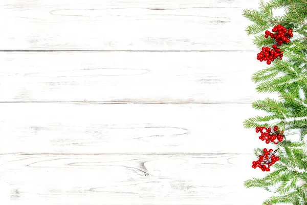 赤緑の装飾とクリスマスの花の背景 — ストック写真