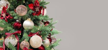 Süslü, mücevherli ve ışıklı Noel ağacı. Uzun pankart