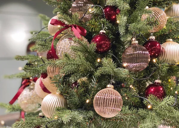 Árbol Navidad Con Decoraciones Luces — Foto de Stock