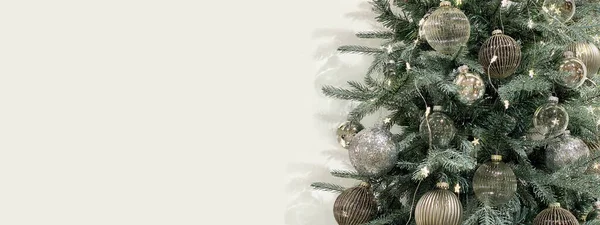 Μεγάλο Πανό Χριστουγεννιάτικο Δέντρο Μπιχλιμπίδια Και Φώτα — Φωτογραφία Αρχείου