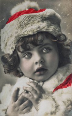 Karda Noel şapkası olan küçük bir çocuk. Orijinal film buğdaylı antik resim