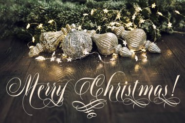 Altın ışıklı mutlu noel süsleri. Klasik tonlu resim